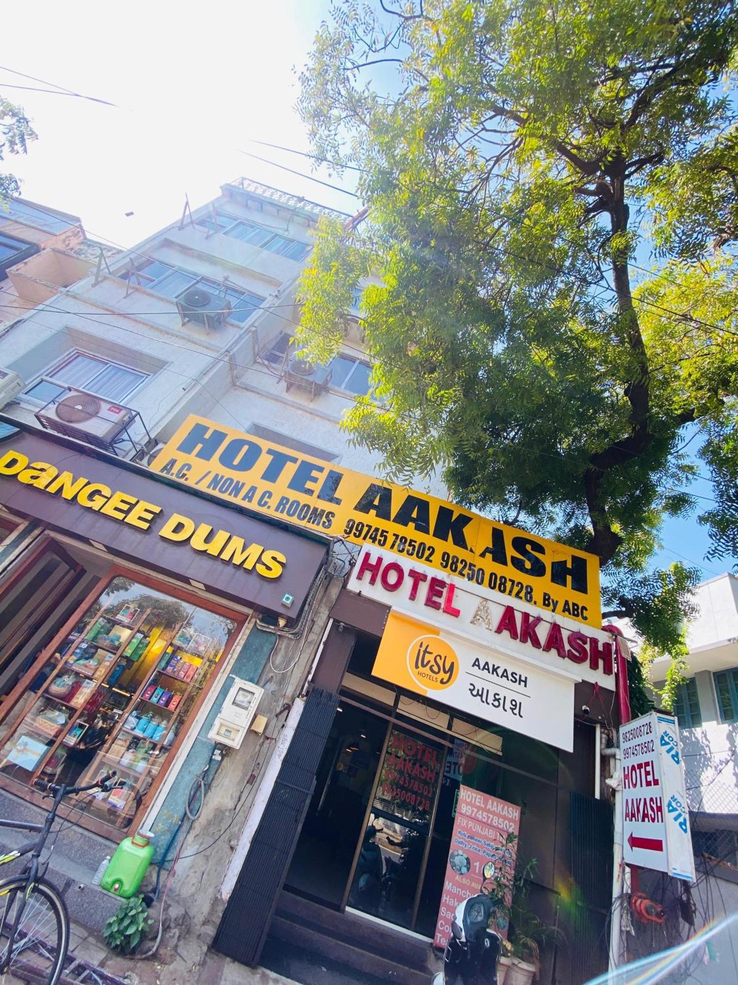 Hotel Aakash Navrangpura Ahmadábád Exteriér fotografie